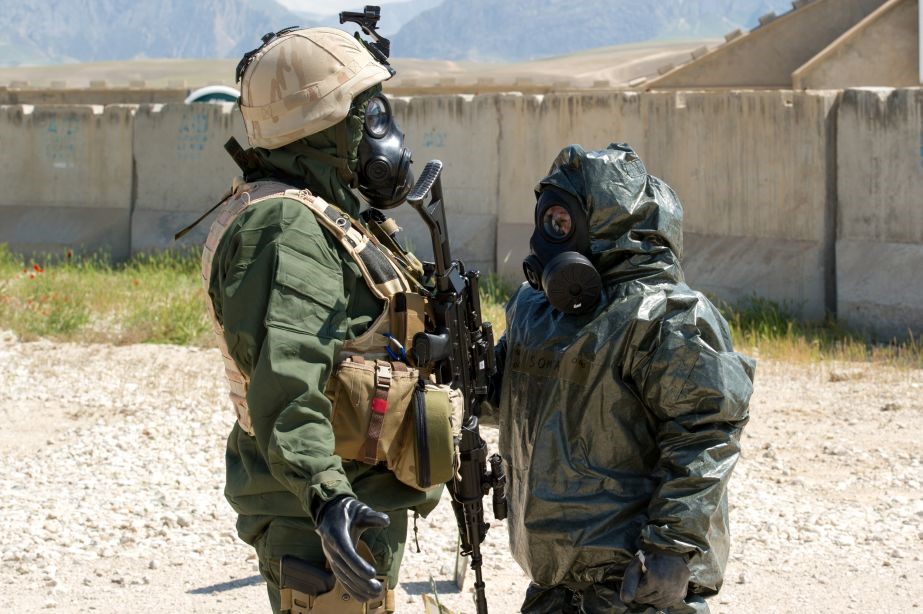Militair in NBC uitrusting