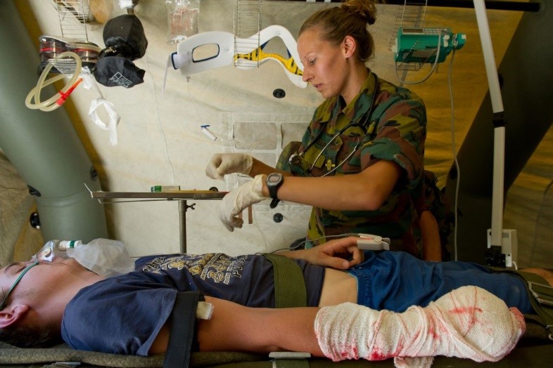 Verzorging gekwetste militair