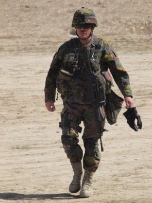 Militair op terrein in volledige uitrusting